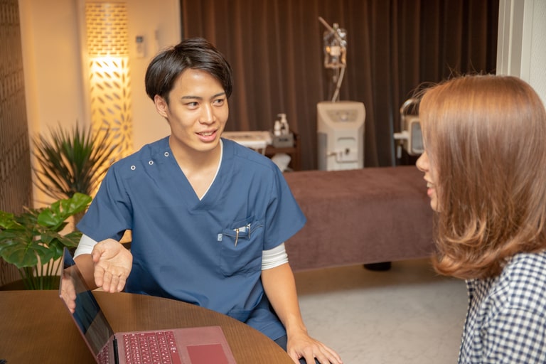 薄げで悩む女性