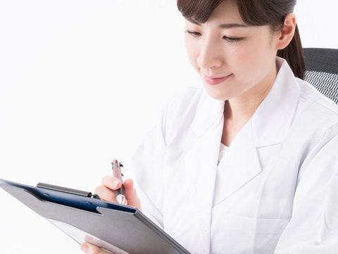 薄げで悩む女性