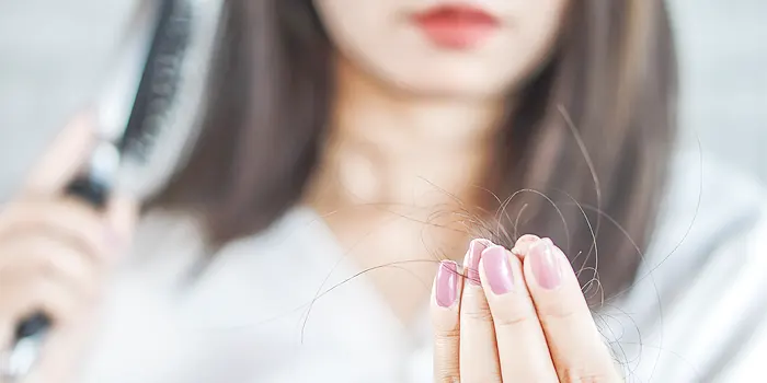 女性の抜け毛が増える原因