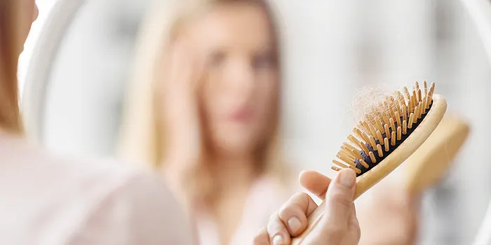 夏に多い女性の抜け毛が増える原因