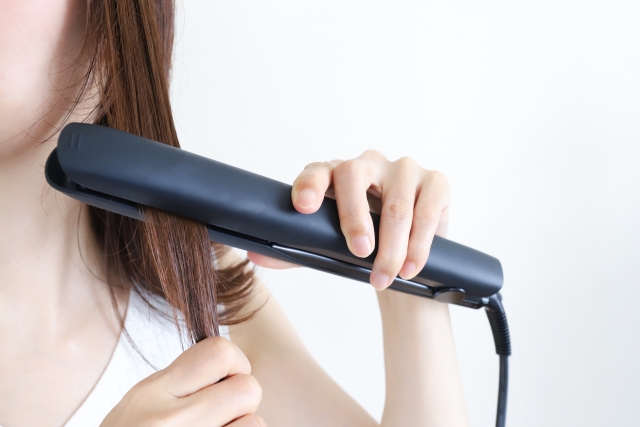 ヘアアイロンで髪の毛を強く伸ばすのはNG