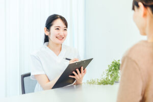 更年期女性の抜け毛の原因とは？薄毛になりやすい人の特徴や対策・治し方まとめ