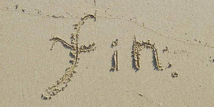 砂浜に書かれたfinの文字