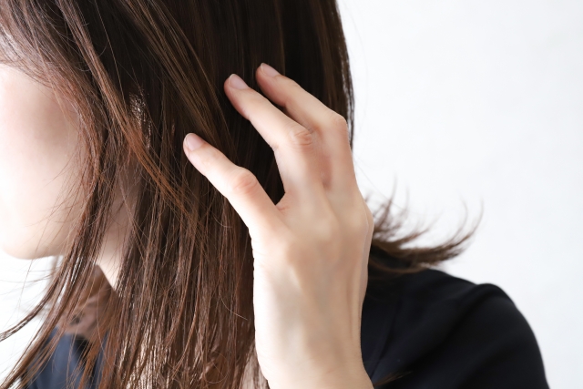 頭皮が油っぽいベタつく女性の原因および対策