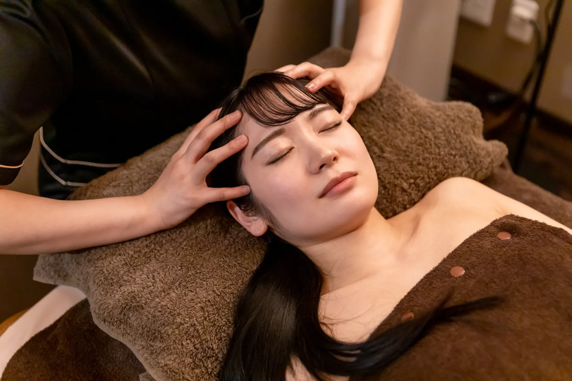 ヘッドマッサージを受ける女性