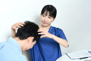 なぜ頭皮の脂がすごいのか？ハゲる噂の真偽および頭皮の皮脂を抑える対処法まとめ