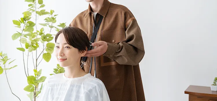 ヘアケアを受ける女性